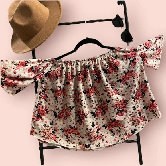 Free kisses off the shoulder floral blouse top size Medium - Picture 11 of 11